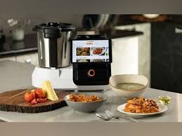 Set of smart kitchen utensils with digital display